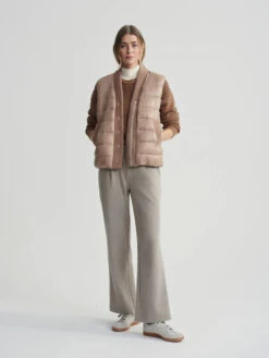 Varley Colwyn Combo Boxy Gilet - Chanterelle 7 Varley Colwyn Combo Boxy Gilet - Chanterelle -Lulu&M 2570b41f092df0c6c421bb6f6a97254328160880 VAR02125 COLWYN COMBO BOXY GILET CHANTERELLE 010 jpg