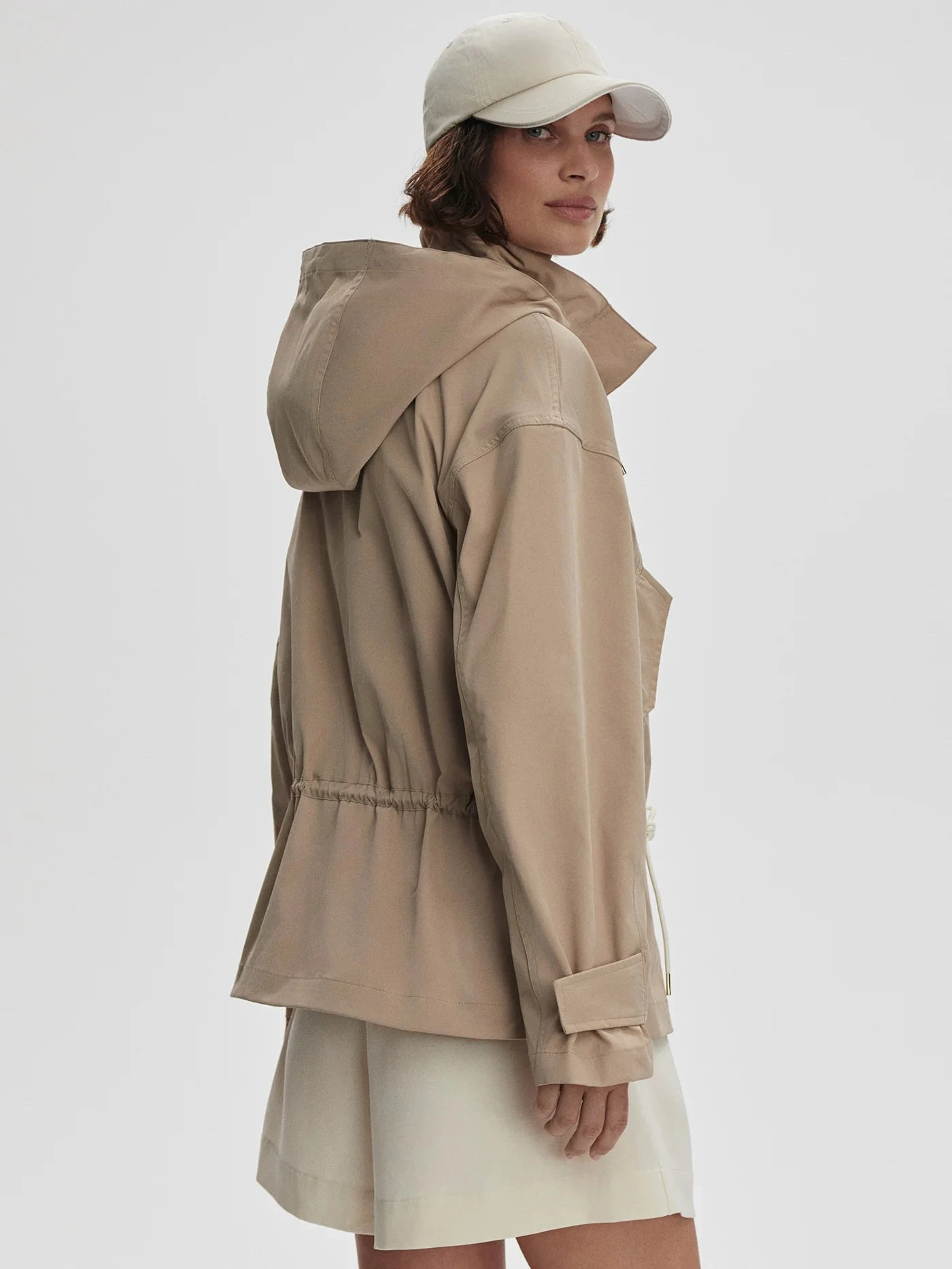 Varley Rema Short Rain Jacket - Light Taupe 5 Varley Rema Short Rain Jacket - Light Taupe - Image 3