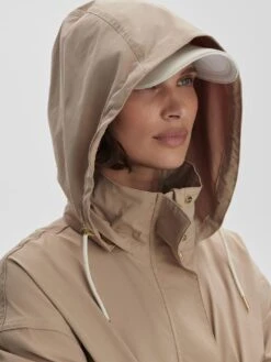 Varley Rema Short Rain Jacket - Light Taupe 11 Varley Rema Short Rain Jacket - Light Taupe -Lulu&M 3c7c0b2a380b19657e459ff32aae06b7899de598 VAR02362 REMA SHORT RAIN JACKET LIGHT TAUPE 113.jpg 2