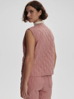 Varley Karla Quilted Gilet - Ash Rose 12 Varley Karla Quilted Gilet - Ash Rose -Lulu&M 75b41a16df886ac760ebf242a6f31f9ec4562fdf VAR02584 KARLA QUILTED GILET ASH ROSE 145.jpg 2