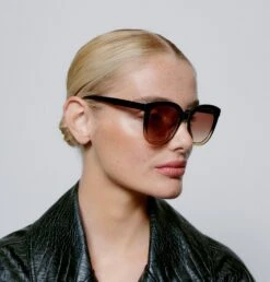 A.Kjaerbede Billy Sunglasses - Black/Brown Transparent -Lulu&M A.KJAERBEDE BILLY KL2106 BLACK BROWN TRANSPARENT SIDE WOMAN 2