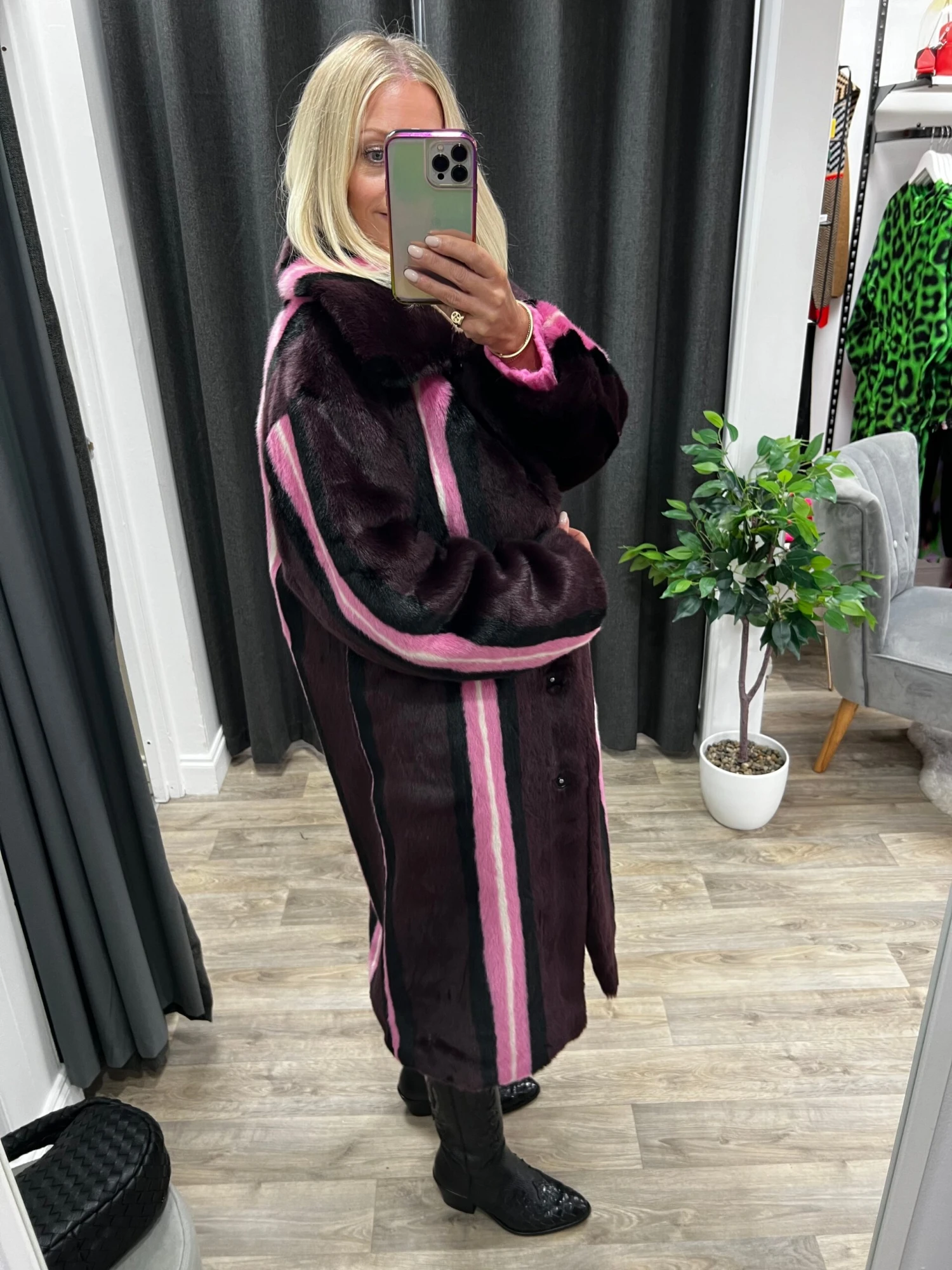 Jakke Kelly Faux Fur Coat - Burgundy Stripe 4 Jakke Kelly Faux Fur Coat - Burgundy Stripe - Image 2