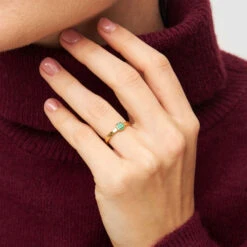 Alternative view of LULU Copenhagen Diamond Small Ring - Gold /Light Green