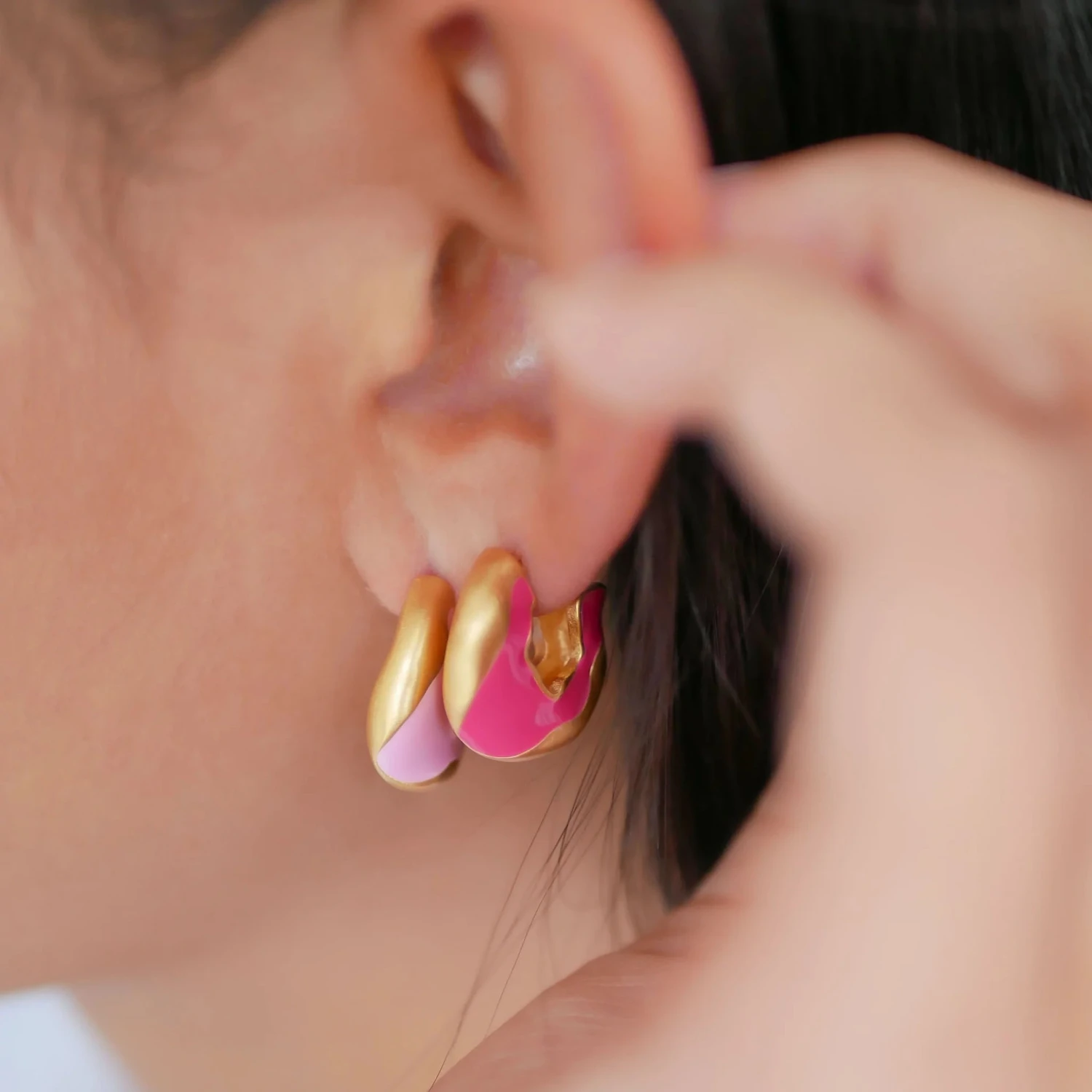 Enamel Copenhagen Amelia Hoops - Fuchsia Pink 4 Enamel Copenhagen Amelia Hoops - Fuchsia Pink - Image 2