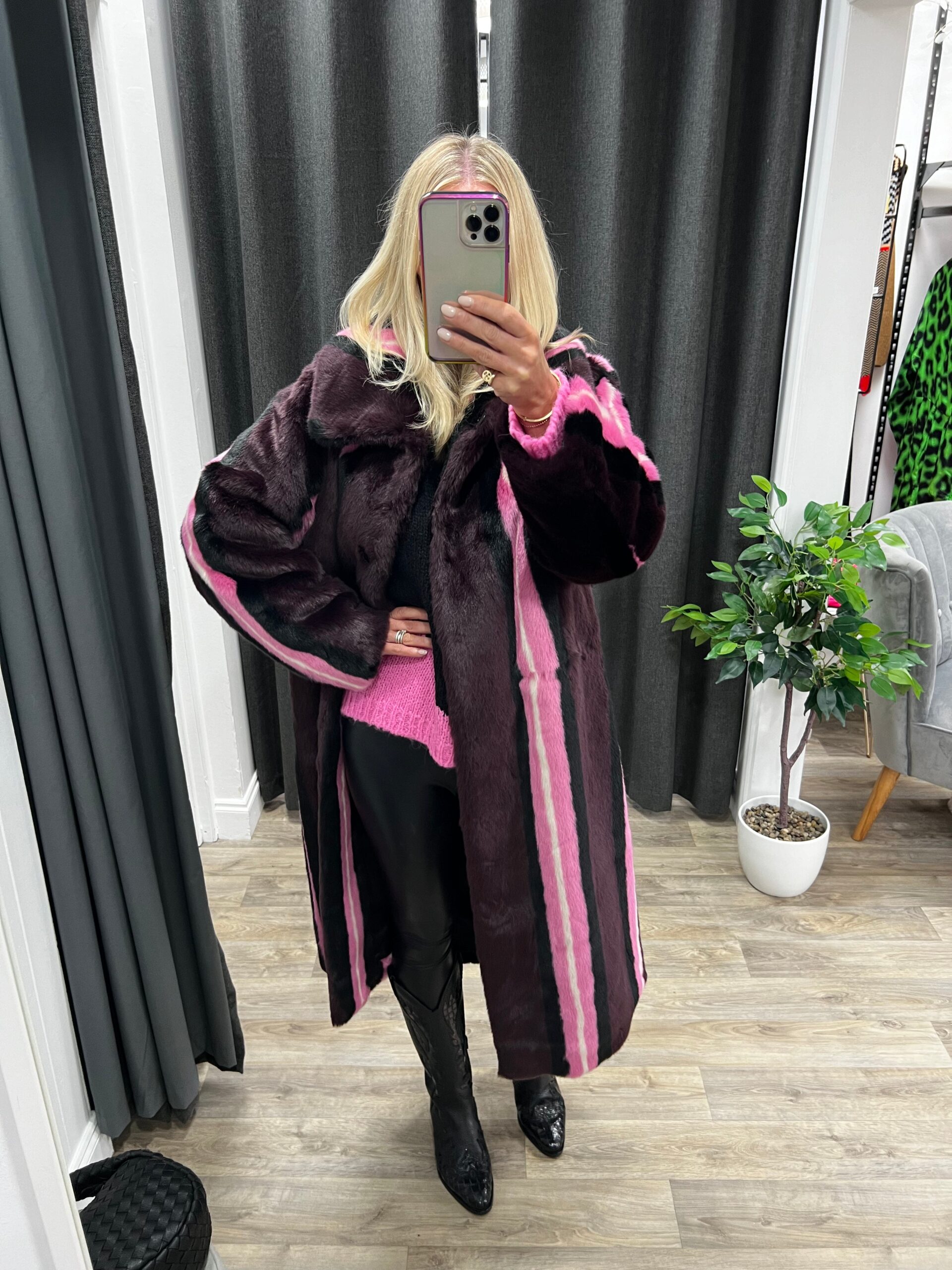 Jakke Kelly Faux Fur Coat - Burgundy Stripe 6 Jakke Kelly Faux Fur Coat - Burgundy Stripe - Image 4