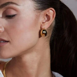 Edblad Bold Creoles Large Earrings - Gold 5 Edblad Bold Creoles Large Earrings - Gold -Lulu&M edblad sp23 bold creoles l gold 45437 kv