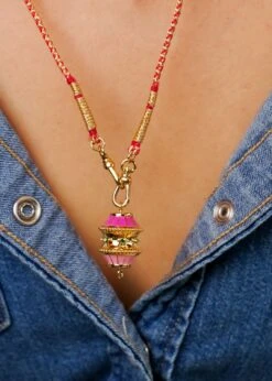 Mya Bay Large Woven Beaded Necklace - Fuchsia / Green 7 Mya Bay Large Woven Beaded Necklace - Fuchsia / Green -Lulu&M pub media mercator photo import CO 272 G BIGTALISMANFUCHSIAGREEN PORTE 4 CaWave web