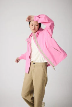 Tanta Dhuda Raincoat - Pink Cosmos 22 Tanta Dhuda Raincoat - Pink Cosmos -Lulu&M tantaSS25 lookbook59 3258 720x jpg