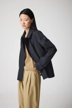 Tanta Niwl Raincoat - Dark Navy 13 Tanta Niwl Raincoat - Dark Navy -Lulu&M tantaSS25 lookbook67 3616 720x jpg