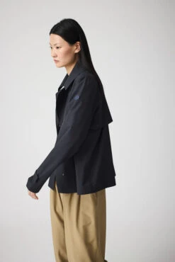 Tanta Niwl Raincoat - Dark Navy 14 Tanta Niwl Raincoat - Dark Navy -Lulu&M tantaSS25 lookbook67 3617 720x jpg