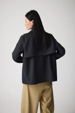 Tanta Niwl Raincoat - Dark Navy 15 Tanta Niwl Raincoat - Dark Navy -Lulu&M tantaSS25 lookbook67 3638 720x jpg
